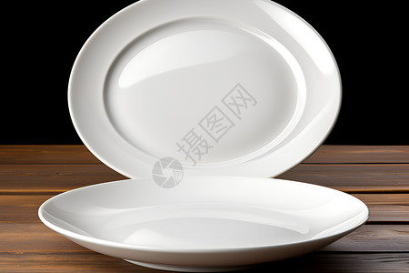 餐桌上的陶瓷餐盘背景图片