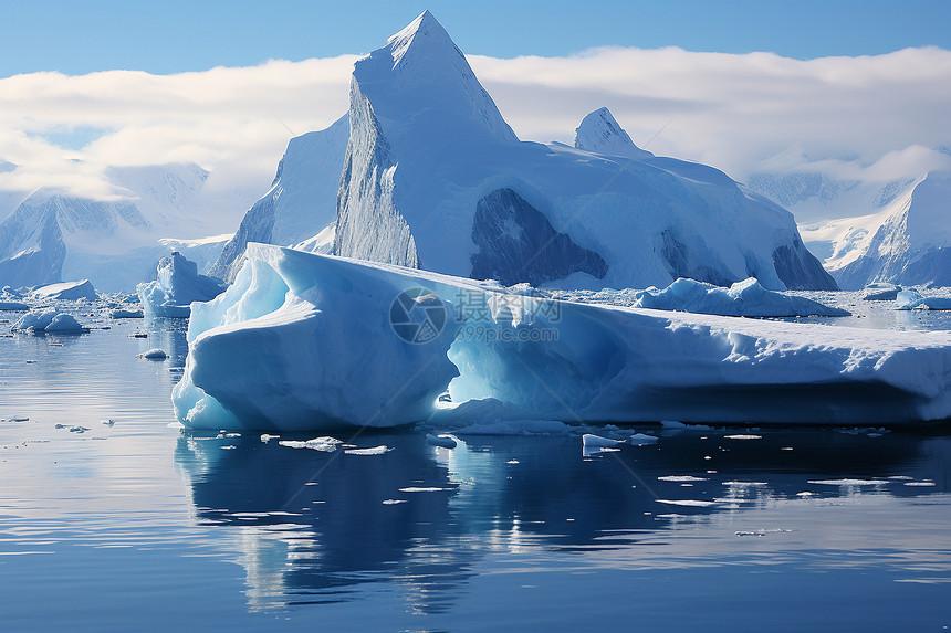 海面上的巨大冰山图片