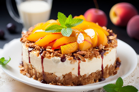 新鲜烘焙的桃子慕斯蛋糕高清图片