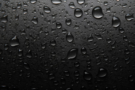 玻璃特写雨后黑色玻璃上的雨滴设计图片