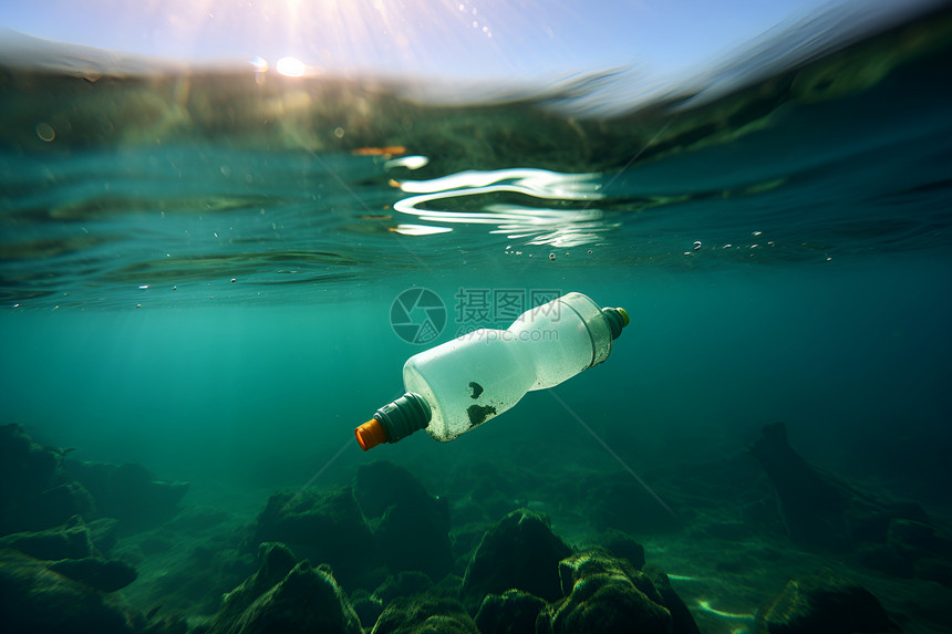 海底浮动的塑料瓶图片