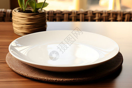 桌上的陶瓷盘子高清图片