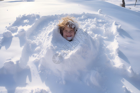 玩雪的小女孩冬季欢乐的雪堆游戏背景