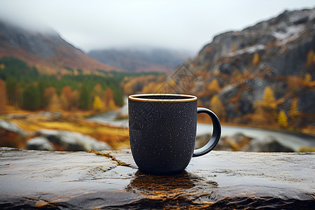 山谷岩石上的陶瓷杯背景图片