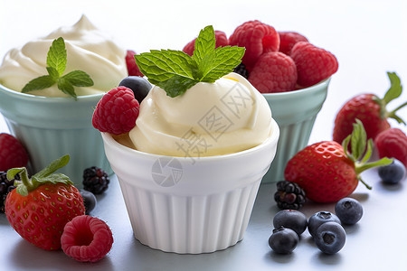 美味诱人的草莓冰淇淋背景图片