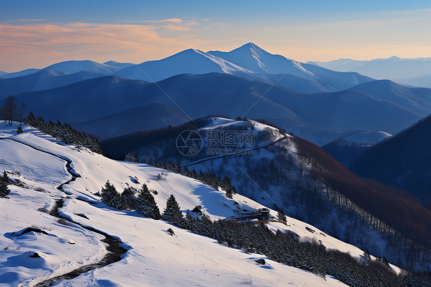 雪山连绵的美丽景观图片