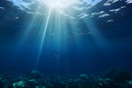 湛蓝海洋下的光束背景图片