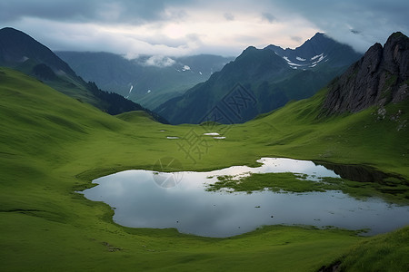 绿谷湖泊云雾环绕的景色背景图片