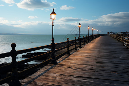 海边的木桥和路灯背景图片