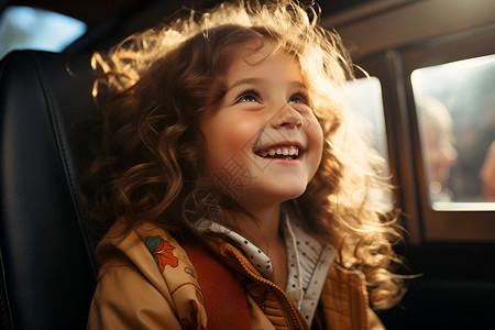 一个小女孩在车座上微笑高清图片