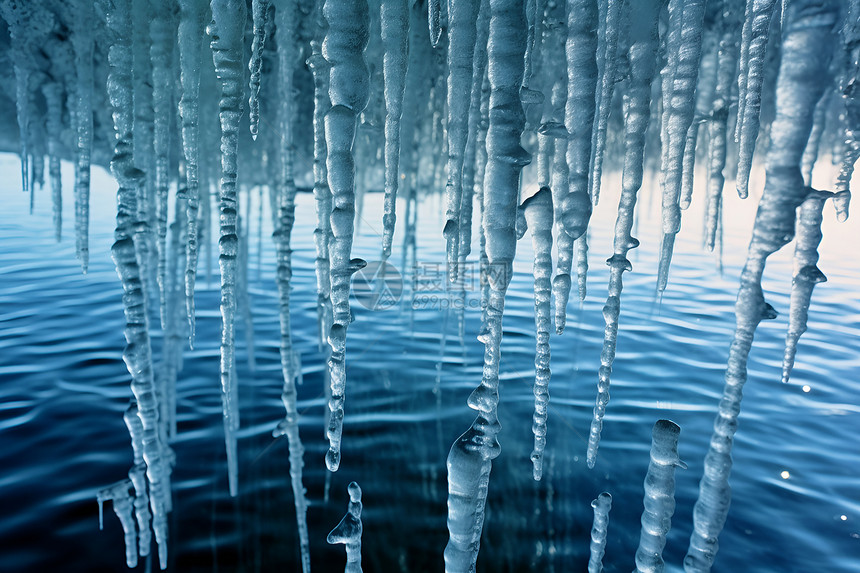 天然冰冻的冰柱图片
