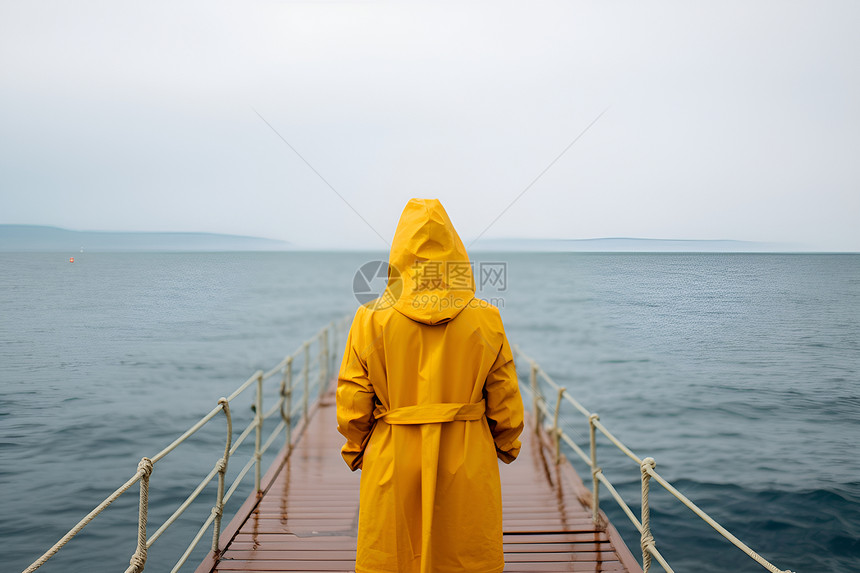 海边木桥上的人图片