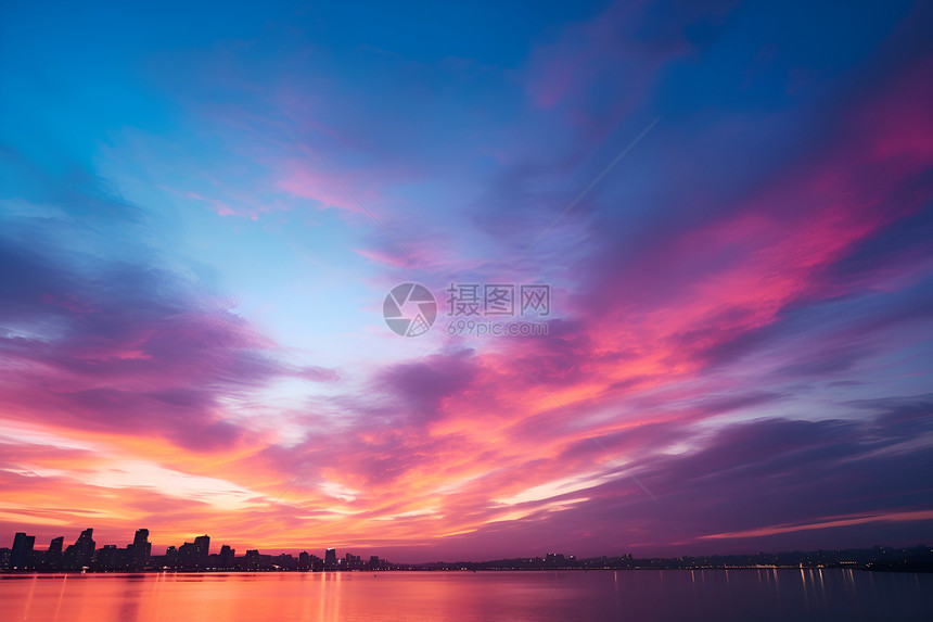 湖畔夕阳色彩斑斓图片