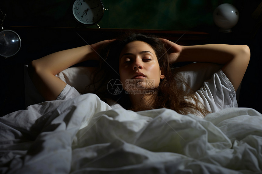 失眠困扰的女人图片