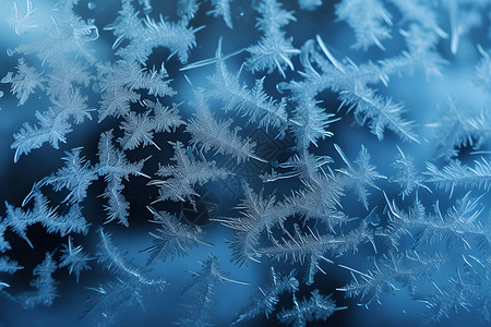 朦胧玻璃上的蓝色雪花背景图片