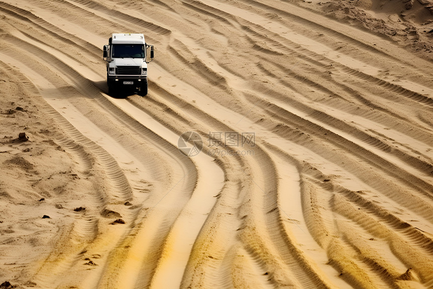 沙丘间驶过的卡车图片