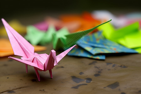 折叠鸟千纸鹤桌面上的手工千纸鹤背景