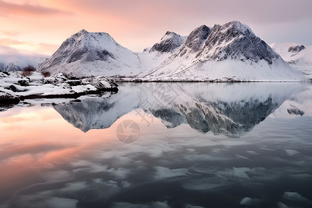日出时的冰雪山脉背景图片
