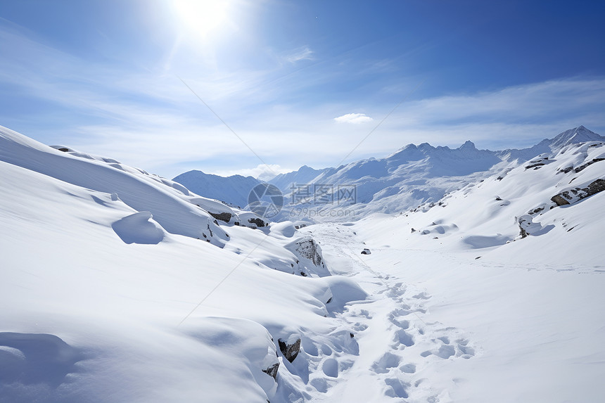 冰雪皑皑的山峰图片