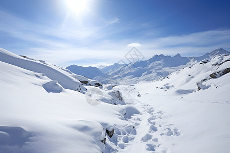 冰雪皑皑的山峰背景图片