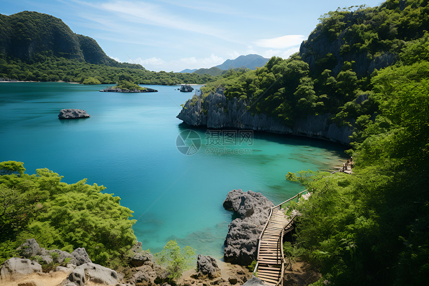 山谷中的湖泊图片