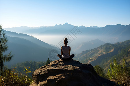 瑜伽修行者山顶景色高清图片