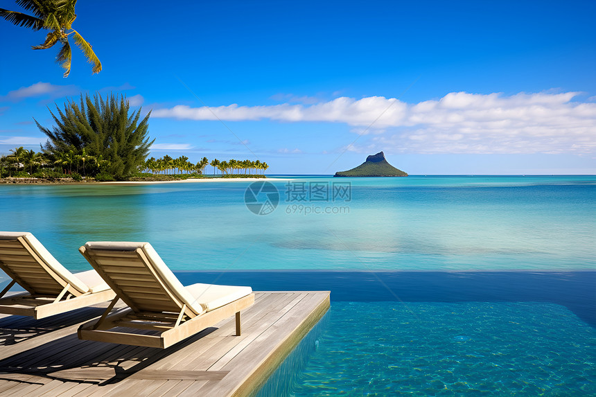 热带海滩的躺椅图片