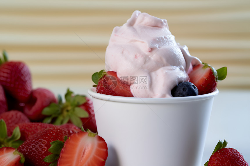 草莓冰淇淋杯图片