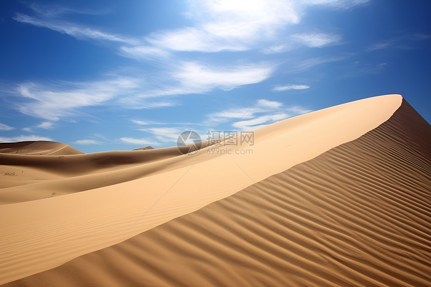 蓝天白云下的沙丘图片