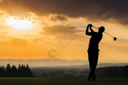 夕阳下打高尔夫球的人背景
