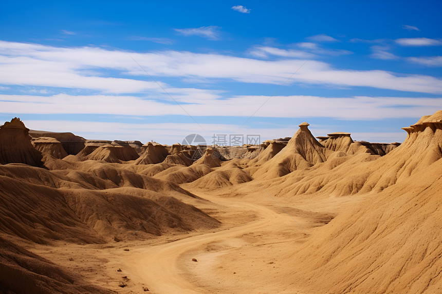 大漠风沙中的一条土路图片
