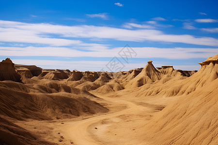大漠风沙中的一条土路高清图片