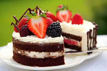 美味的草莓巧克力蛋糕背景图片