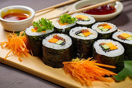 美味的寿司和胡萝卜丝高清图片