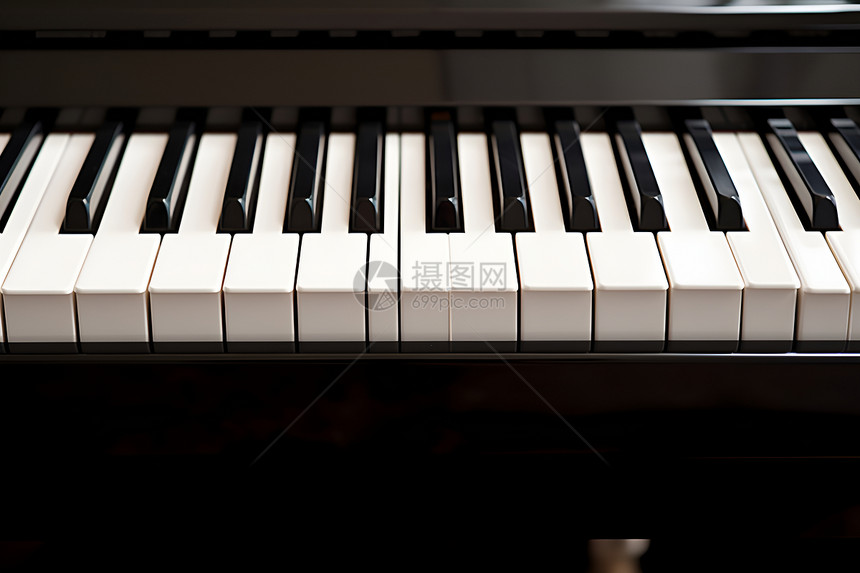 室内简约的钢琴键盘图片