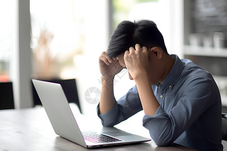 男人电脑前工作电脑前疲倦的男性背景