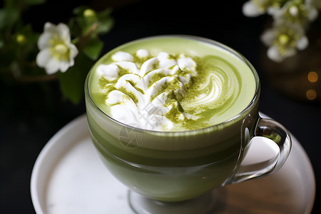 白茶奶油覆盖的绿茶背景图片