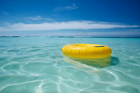 阳光明媚的夏日泳池背景图片