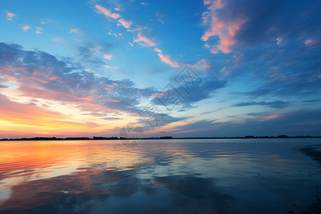 夕阳下的美丽大海背景图片