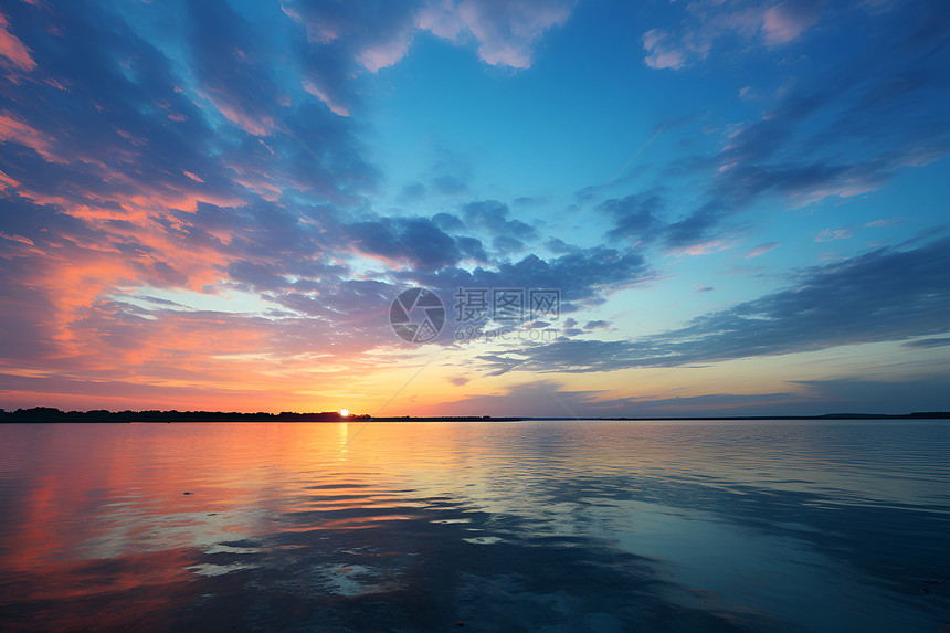 湖光山色日落时分的湖泊与浮云图片