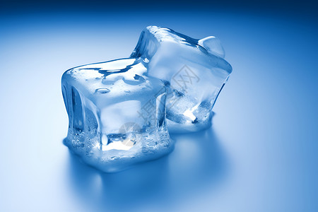 冰上两个冰块的蓝色反射背景图片