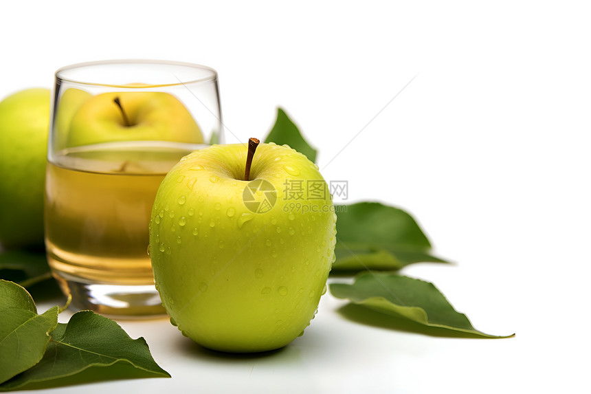 一杯苹果汁和苹果图片