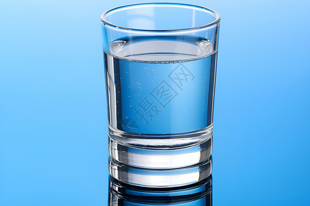 杯子中可口的水背景图片
