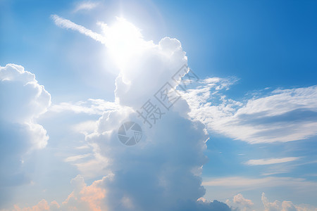蓝天中的云朵和太阳背景图片