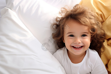 在床上欢笑的婴儿背景图片