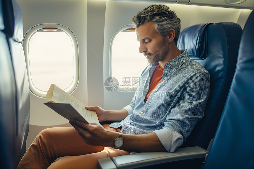 飞机上读书的男人图片