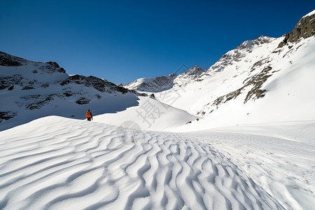 白雪覆盖的山坡背景图片