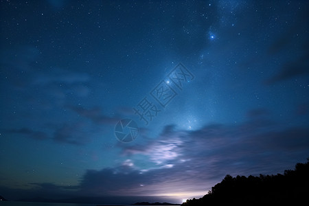 森林中壮观的星空背景图片