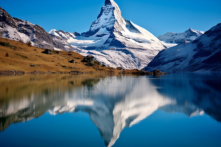 雪山和湖泊背景图片