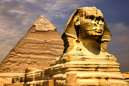 金狮身人面像巨像与金字塔背景